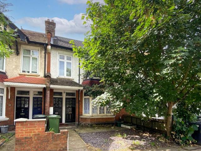 3 bedroom flat for sale