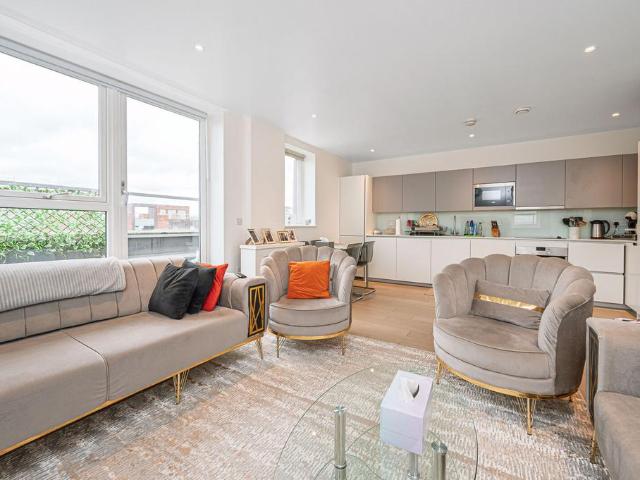 3 bedroom flat for sale