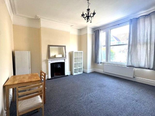 3 bedroom flat for sale
