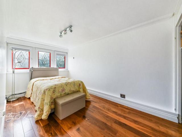 3 bedroom flat for sale