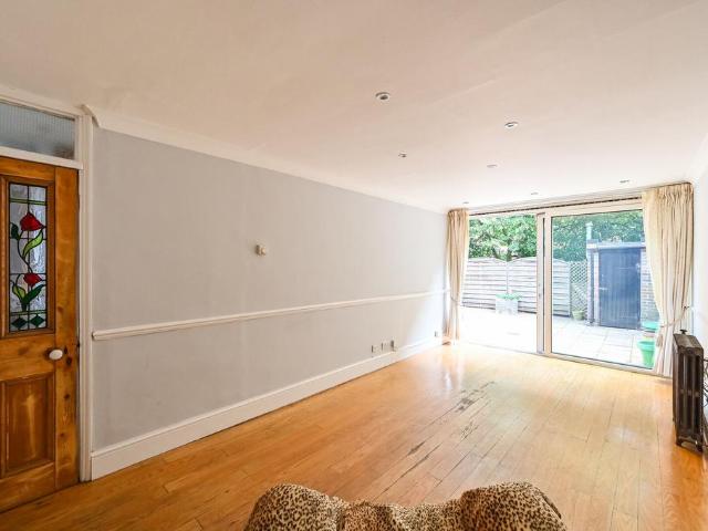 3 bedroom flat for sale