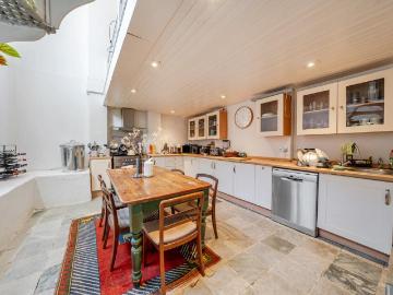 3 bedroom flat for sale