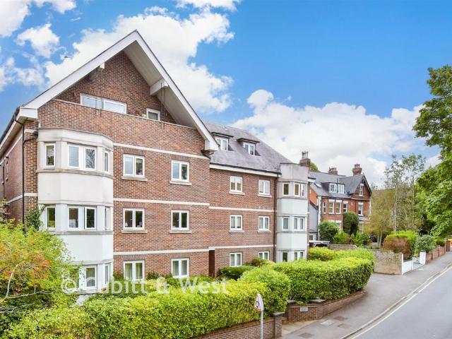 3 bedroom flat for sale