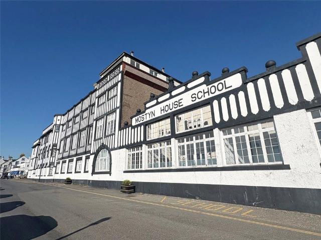 3 bedroom flat for sale