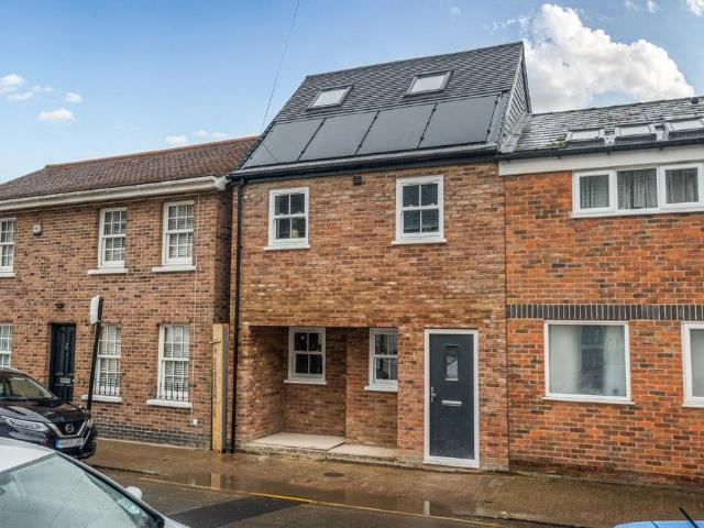 3 bedroom flat for sale