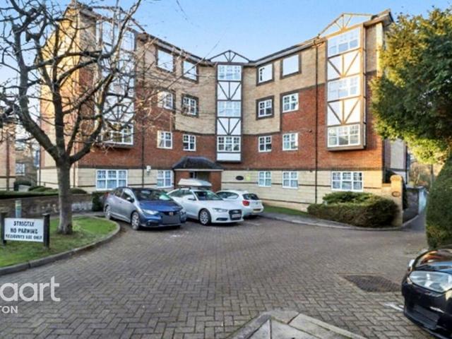 3 bedroom flat for sale