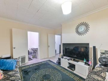 3 bedroom flat for sale