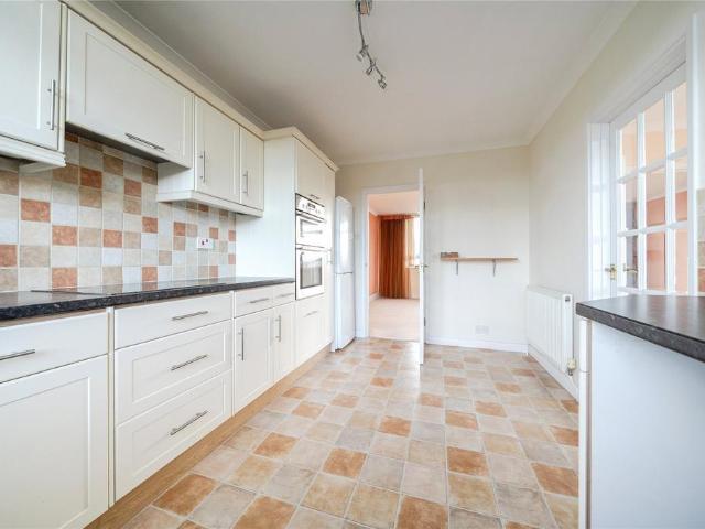 3 bedroom flat for sale