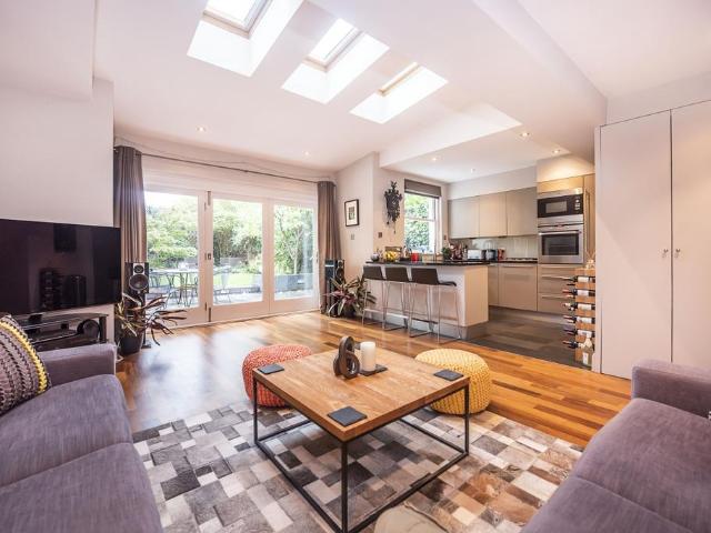 3 bedroom flat for sale