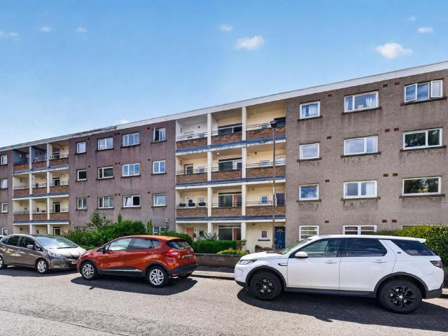 3 bedroom flat for sale