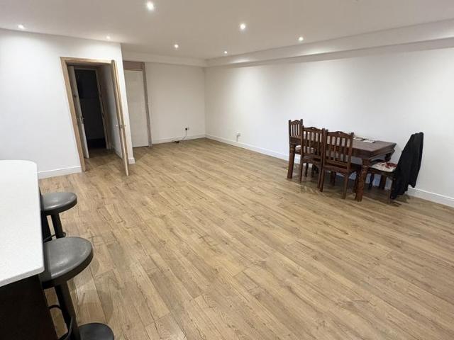 3 bedroom flat for sale