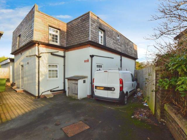 3 bedroom flat for sale