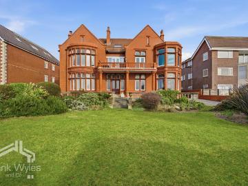 3 bedroom flat for sale
