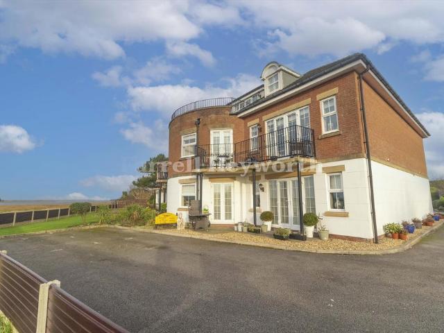 3 bedroom flat for sale