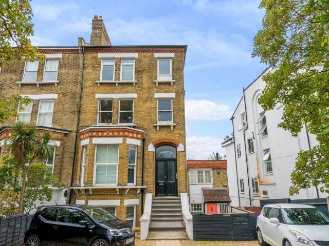 3 bedroom flat for sale