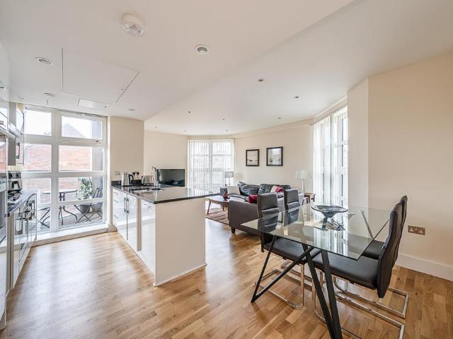 3 bedroom flat for sale
