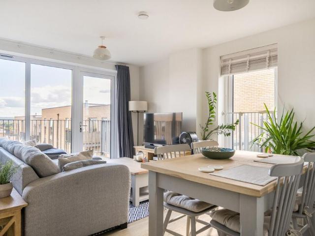3 bedroom flat for sale