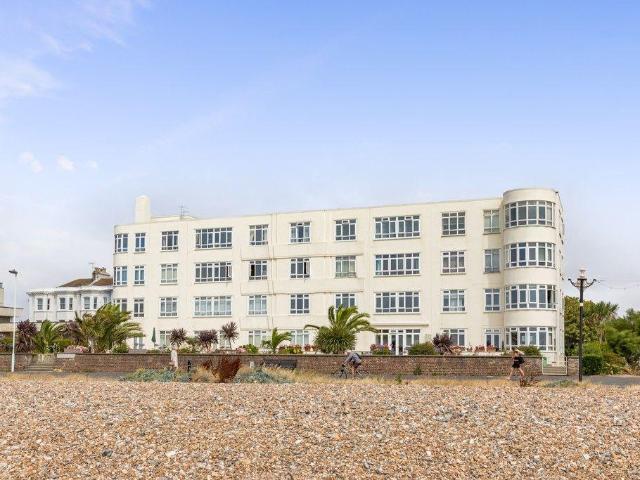 3 bedroom flat for sale