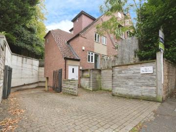 3 bedroom flat for sale