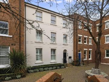 3 bedroom flat for sale