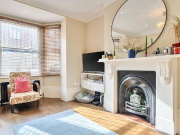 3 bedroom flat for sale