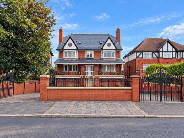 3 bedroom flat for sale