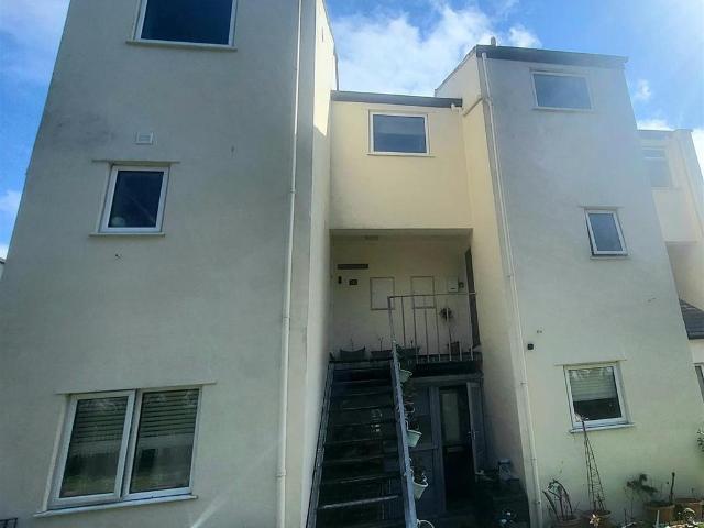 3 bedroom flat for sale
