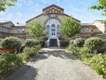 3 bedroom flat for sale