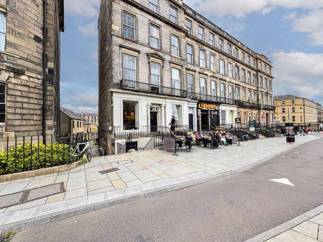 3 bedroom flat for sale