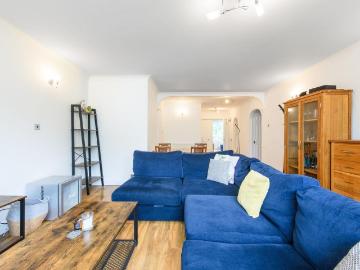 3 bedroom flat for sale