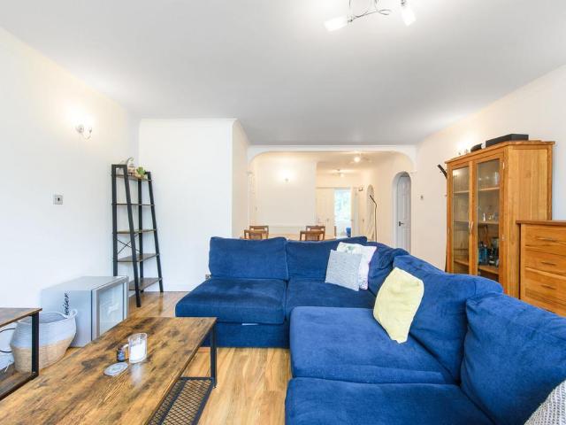 3 bedroom flat for sale