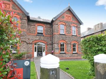 3 bedroom flat for sale
