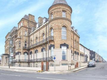 3 bedroom flat for sale