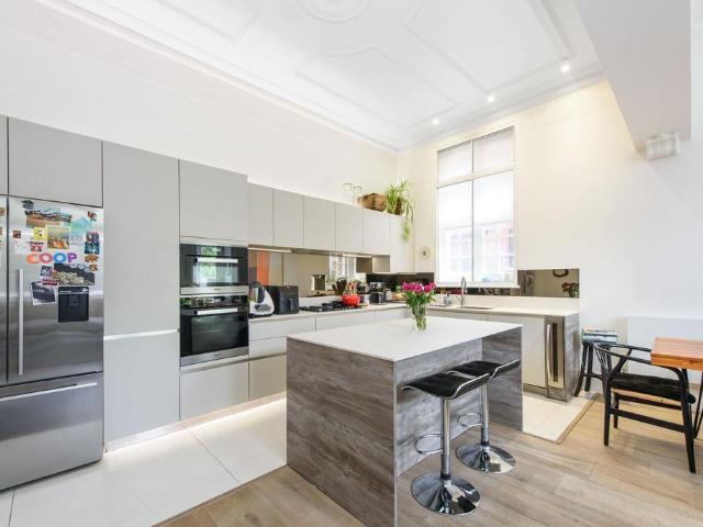 3 bedroom flat for sale