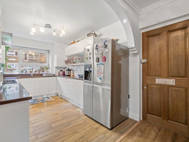 3 bedroom flat for sale