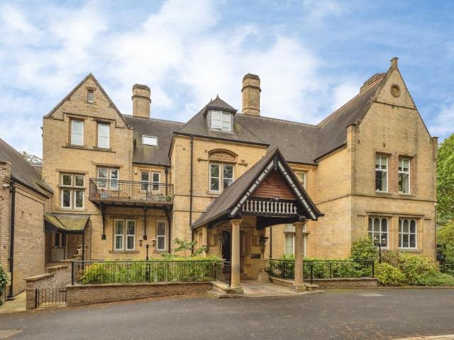 3 bedroom flat for sale