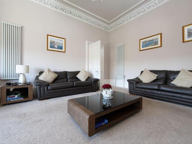 3 bedroom flat for sale