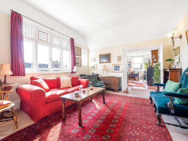 3 bedroom flat for sale