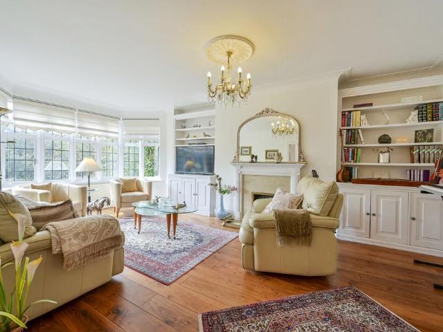 3 bedroom flat for sale
