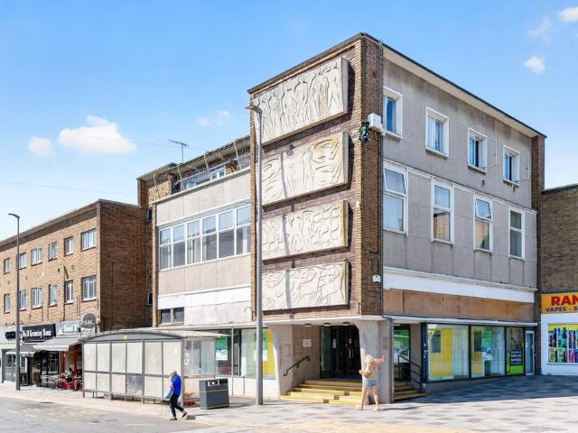 3 bedroom flat for sale