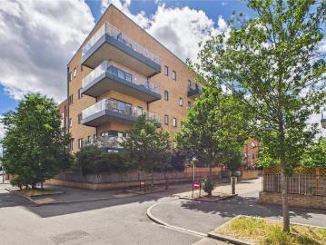 3 bedroom flat for sale