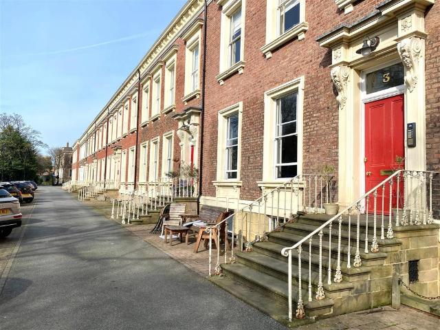 3 bedroom flat for sale