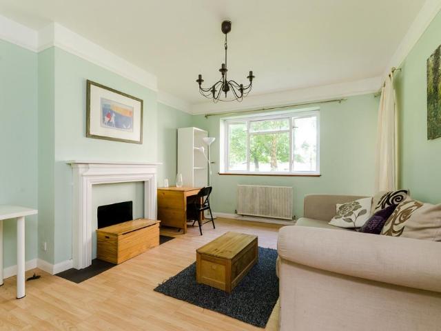 3 bedroom flat for sale
