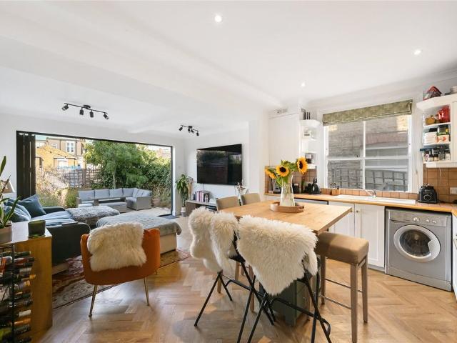 3 bedroom flat for sale