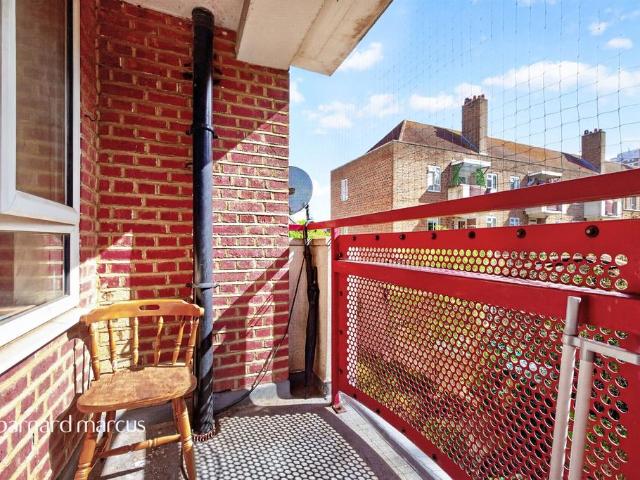 3 bedroom flat for sale