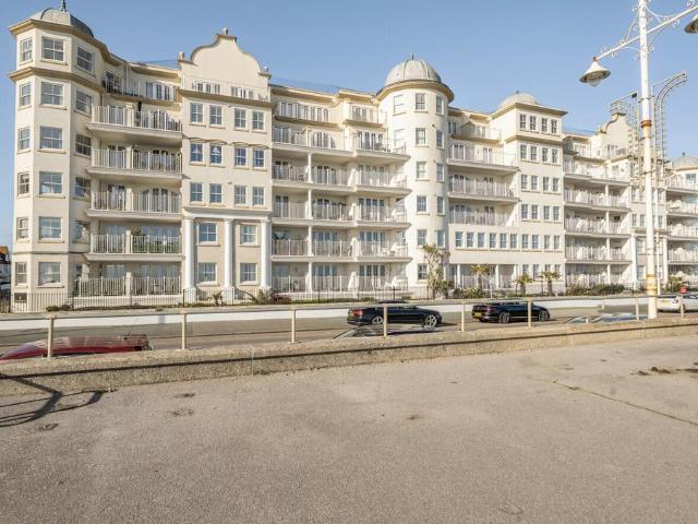 3 bedroom flat for sale