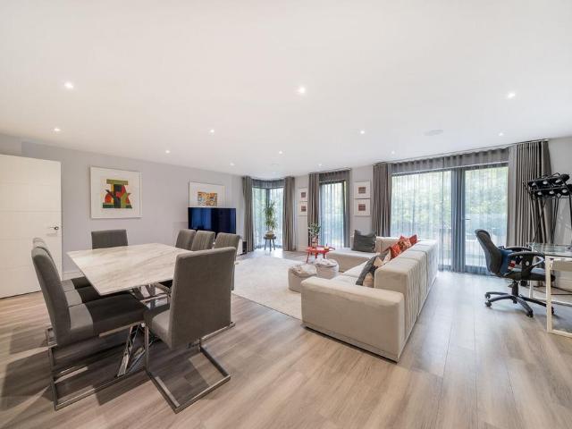 3 bedroom flat for sale