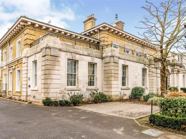 3 bedroom flat for sale