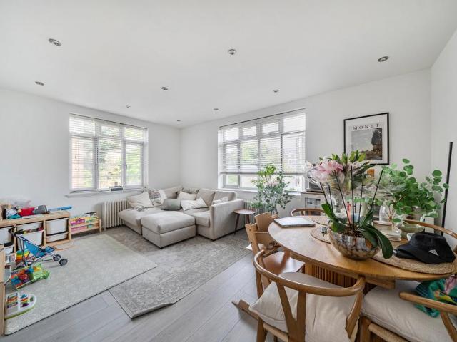 3 bedroom flat for sale