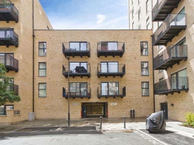 3 bedroom flat for sale